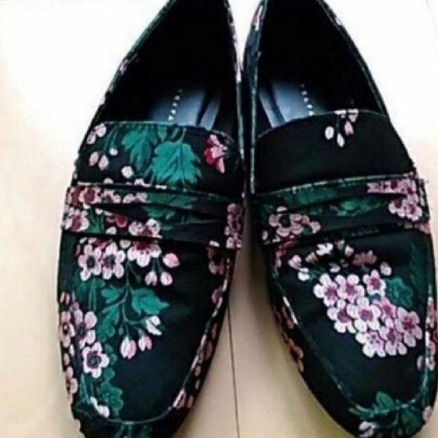 ZARA(ザラ)の値下げ!完売品❗**ZARA  **の桜の刺繍入り靴 レディースの靴/シューズ(ローファー/革靴)の商品写真