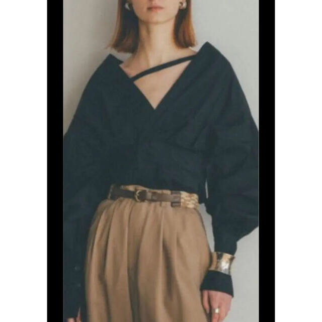 CLANE(クラネ)のタグ付新品未使用♡ CLANE OFF SHOULDER TUCK BLOUSE レディースのトップス(シャツ/ブラウス(長袖/七分))の商品写真