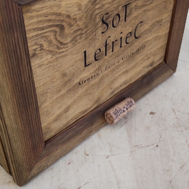 ワイン木箱で作った扉付きシェルフ