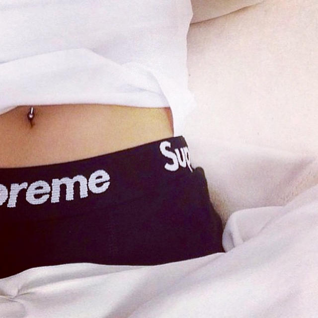 Supreme(シュプリーム)の当日発送可 男女兼用‼️Supreme ボクサー 黒S1M1 レディースのトップス(ニット/セーター)の商品写真