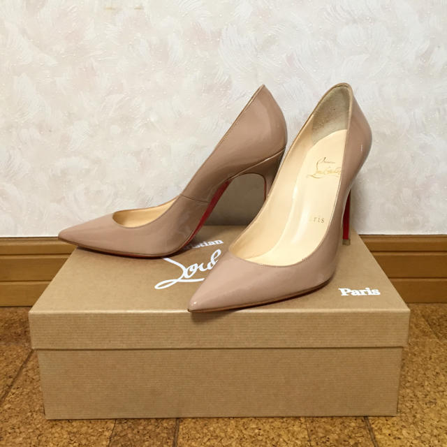 Christian Louboutin(クリスチャンルブタン)のルブタン ポインテッド ヌード ベージュ パンプス レディースの靴/シューズ(ハイヒール/パンプス)の商品写真