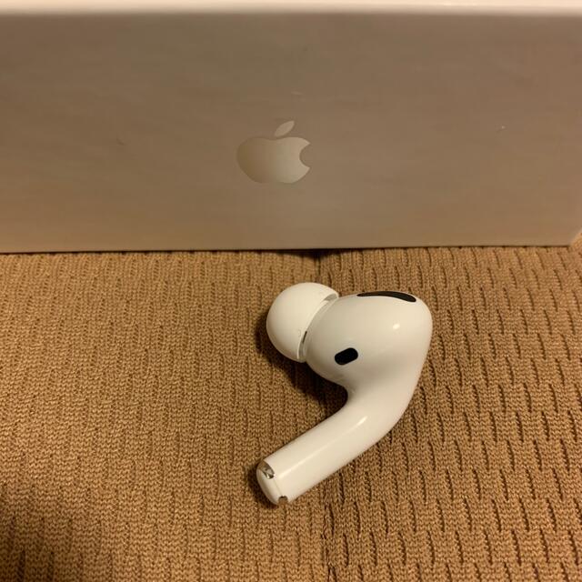 Apple(アップル)のAirPodspro 右耳 スマホ/家電/カメラのオーディオ機器(ヘッドフォン/イヤフォン)の商品写真