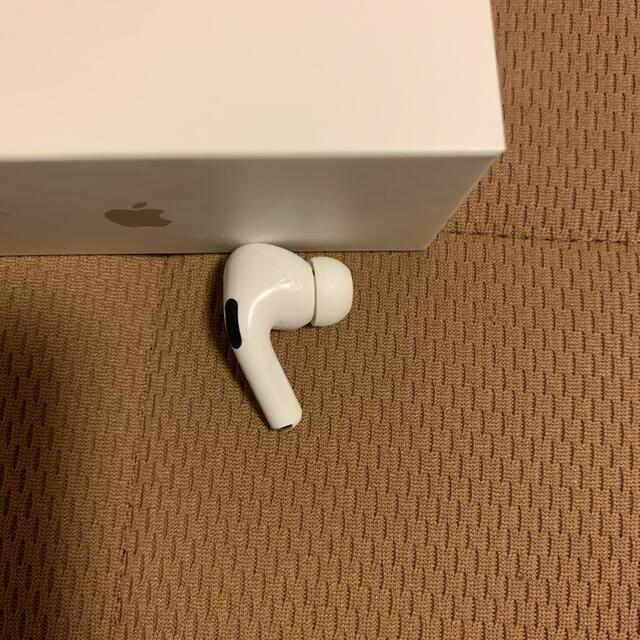 Apple(アップル)のAirPodspro 右耳 スマホ/家電/カメラのオーディオ機器(ヘッドフォン/イヤフォン)の商品写真