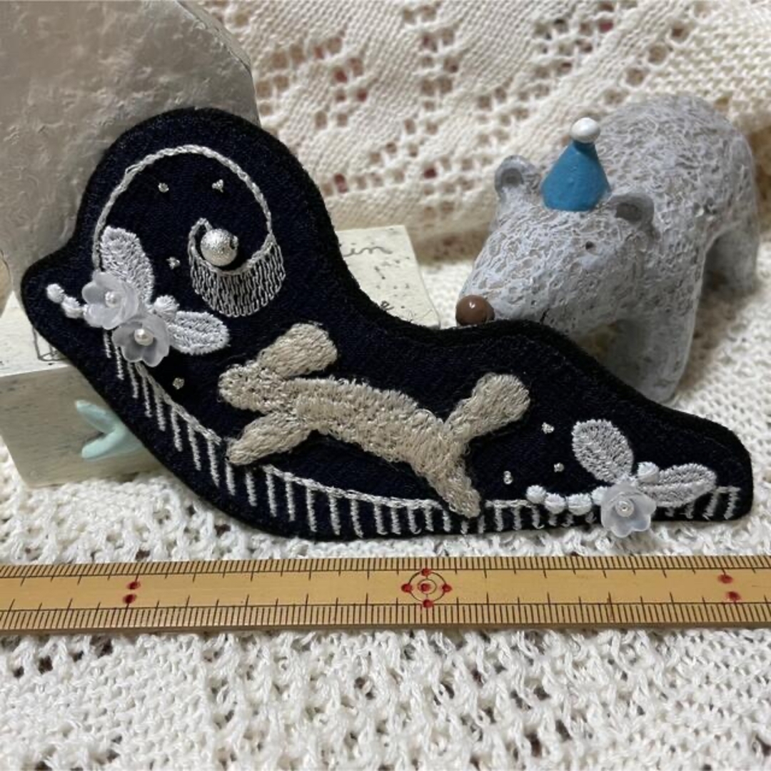 手作りブローチ*ミナペルホネン アイボリーうさぎさんcodaを跳ねる♪