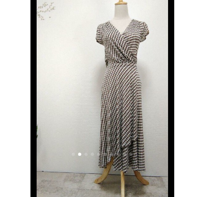 美品 レオナール カシュクールワンピース 花柄 シルク混 マルチカラー 美品 レオナール カシュクールワンピース 花柄 シルク混 マルチカラー