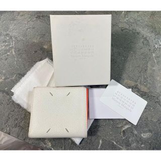 マルタンマルジェラ(Maison Martin Margiela)の【美品】メゾンマルジェラ　白×オレンジ　二つ折りミニ財布(財布)