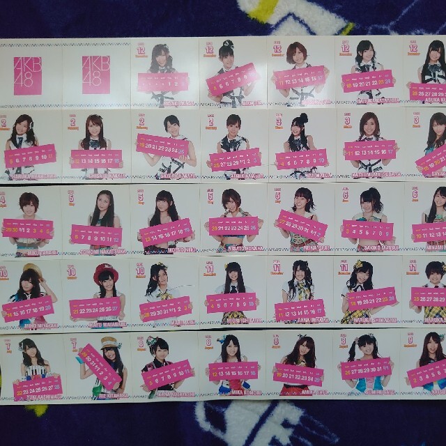 AKB48(エーケービーフォーティーエイト)の新品全58名AKB48日付シール 2012年ポスタータイプカレンダー付属品　限定 エンタメ/ホビーのタレントグッズ(アイドルグッズ)の商品写真