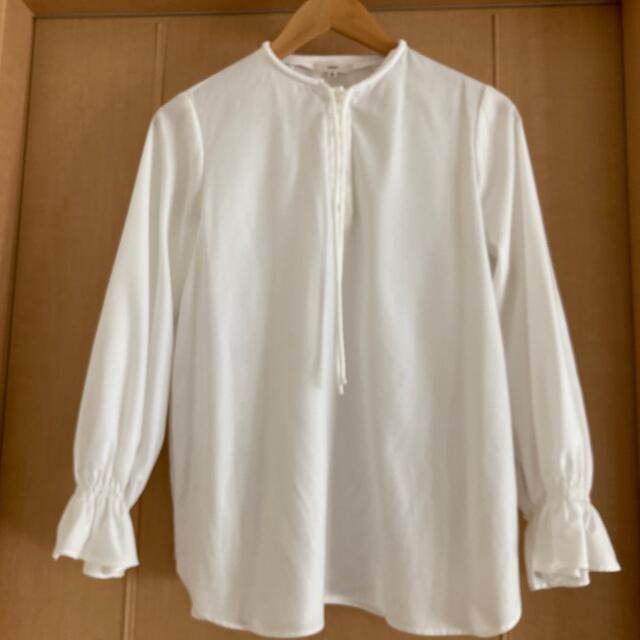 専用です。yori 衿リボンブラウス　36 ホワイト レディースのトップス(シャツ/ブラウス(長袖/七分))の商品写真