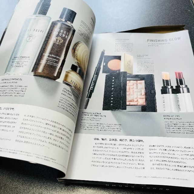 BOBBI BROWN(ボビイブラウン)のBOBBI BROWN 高機能バニティポーチBOOK 本のみ 付録なし エンタメ/ホビーの雑誌(ファッション)の商品写真