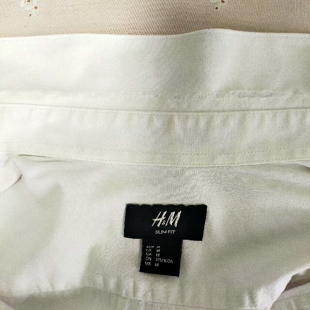 H&M(エイチアンドエム)のH&M ワイシャツ ホワイト 蝶ネクタイ付 長袖 used 送料込 メンズのトップス(シャツ)の商品写真