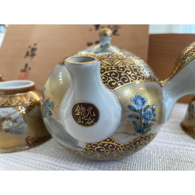 家宝　九谷焼　錦山　急須　箱付き　茶器セット　湯呑み　骨董品　人間国宝　裏金彩 インテリア/住まい/日用品のキッチン/食器(食器)の商品写真