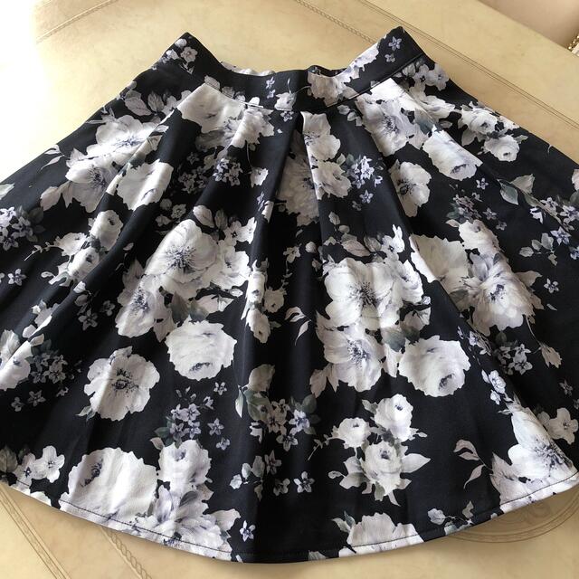 An MILLE   フレアースカート　花柄🌸　ブラック　サイズM レディースのスカート(ひざ丈スカート)の商品写真