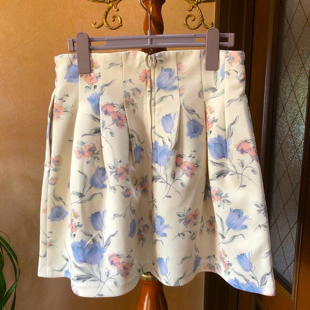 dazzlin(ダズリン)のdazzlin  ミニスカート　チューリップ🌷　花柄🌸　サイズM レディースのスカート(ミニスカート)の商品写真