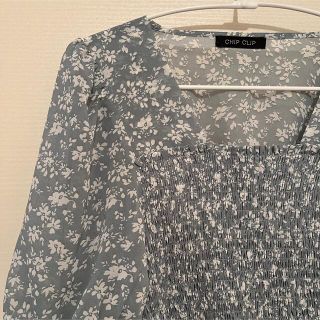 シマムラ(しまむら)の美品✳︎シャーリング　花柄ブラウス(シャツ/ブラウス(半袖/袖なし))