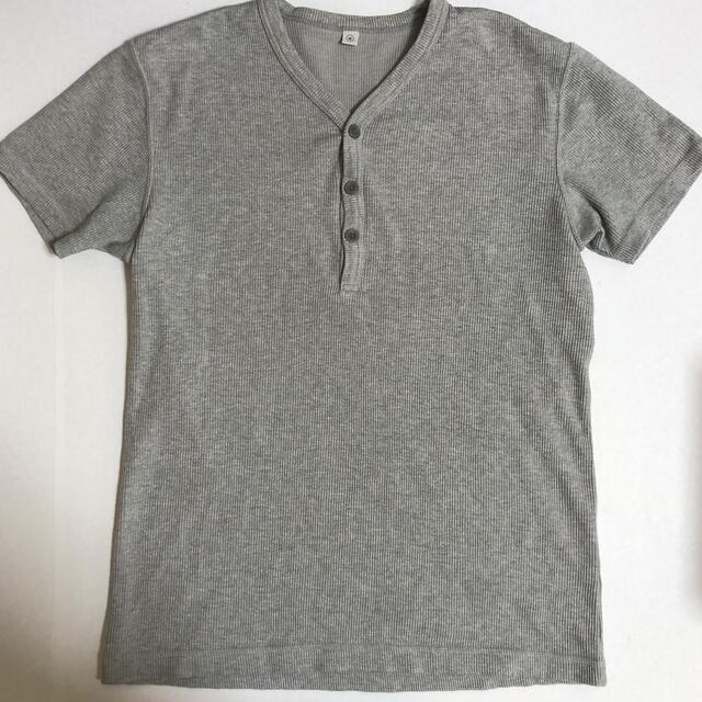 UNIQLO(ユニクロ)のメンズ　UNIQLO Ｖネックボタン付き　半袖カットソー　Mサイズ メンズのトップス(Tシャツ/カットソー(半袖/袖なし))の商品写真