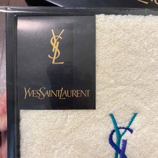 Yves Saint Laurent Beaute(イヴサンローランボーテ)のイブサンローラン　イヴサンローラン　タオルセット　箱　新品　未使用　未開封 インテリア/住まい/日用品の日用品/生活雑貨/旅行(タオル/バス用品)の商品写真