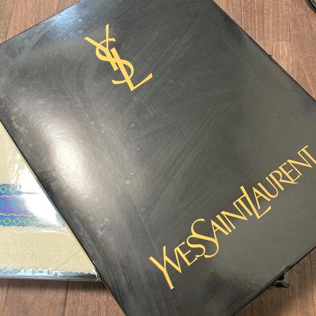 Yves Saint Laurent Beaute(イヴサンローランボーテ)のイブサンローラン　イヴサンローラン　タオルセット　箱　新品　未使用　未開封 インテリア/住まい/日用品の日用品/生活雑貨/旅行(タオル/バス用品)の商品写真