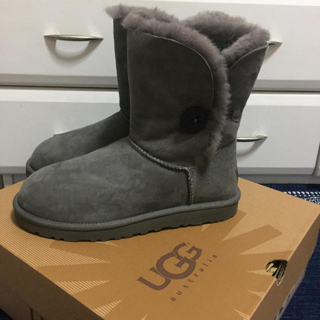 UGG(アグ)のりる様専用♡アグ UGG 『新品未使用』♡ベイリーボタン 7 レディースの靴/シューズ(ブーツ)の商品写真