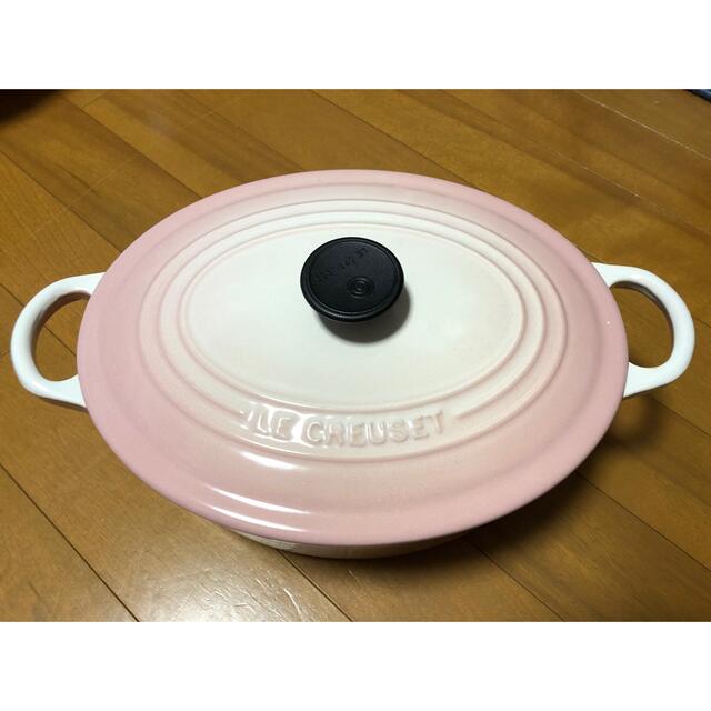 LE CREUSET(ルクルーゼ)のルクルーゼ パウダーピンク オーバル25cm インテリア/住まい/日用品のキッチン/食器(鍋/フライパン)の商品写真