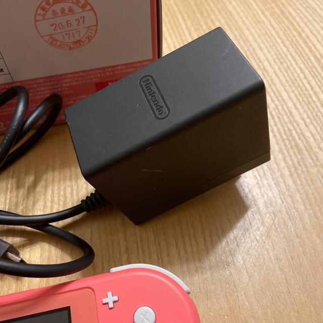 Nintendo Switch(ニンテンドースイッチ)のスイッチライト　コーラルピンク エンタメ/ホビーのゲームソフト/ゲーム機本体(携帯用ゲーム機本体)の商品写真