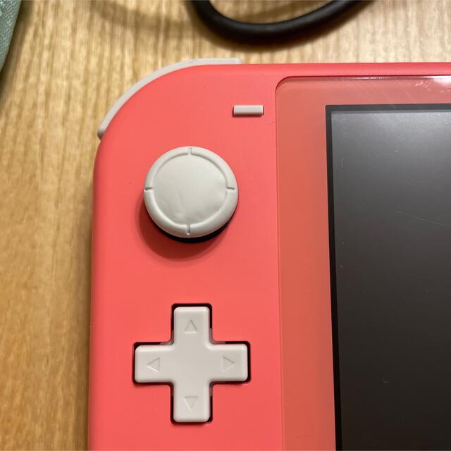 Nintendo Switch(ニンテンドースイッチ)のスイッチライト　コーラルピンク エンタメ/ホビーのゲームソフト/ゲーム機本体(携帯用ゲーム機本体)の商品写真