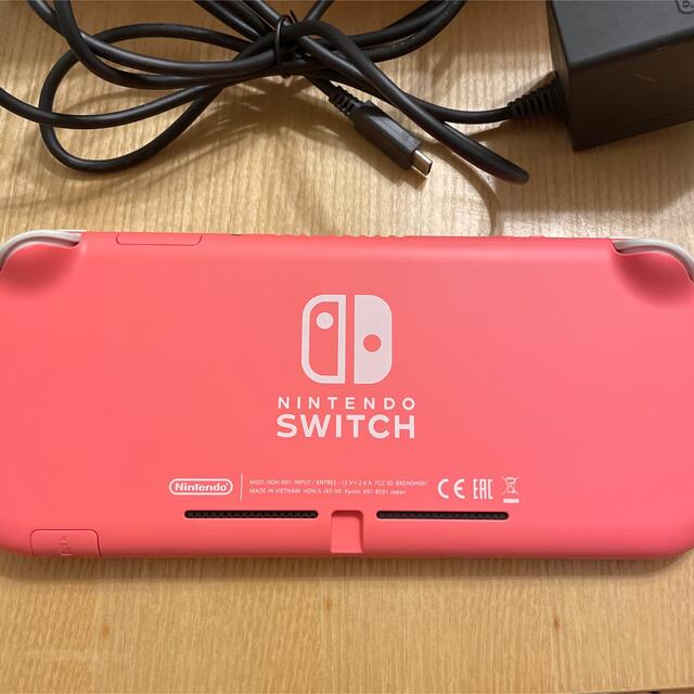 Nintendo Switch(ニンテンドースイッチ)のスイッチライト　コーラルピンク エンタメ/ホビーのゲームソフト/ゲーム機本体(携帯用ゲーム機本体)の商品写真