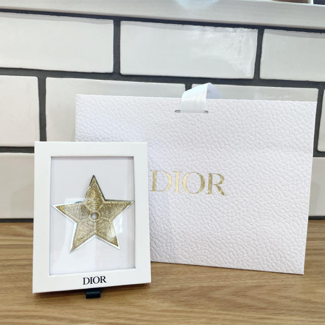 Dior(ディオール)のDior ノベルティ ノートブック&ピンバッジ インテリア/住まい/日用品のオフィス用品(その他)の商品写真