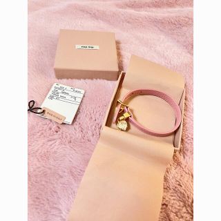 ミュウミュウ(miumiu)の【新品】　MIUMIU  クリスタル付 マドラスレザー ブレスレット ハート(ブレスレット/バングル)