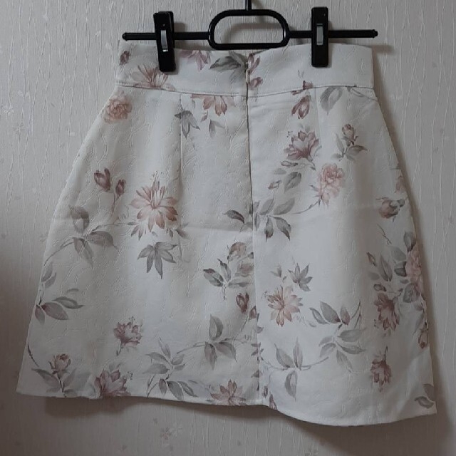 evelyn(エブリン)のevelyn　花柄台形スカート　ホワイト レディースのスカート(ミニスカート)の商品写真