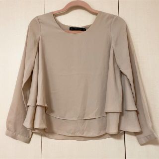 ザラ(ZARA)のZARA フリル ベージュ トップス(シャツ/ブラウス(半袖/袖なし))