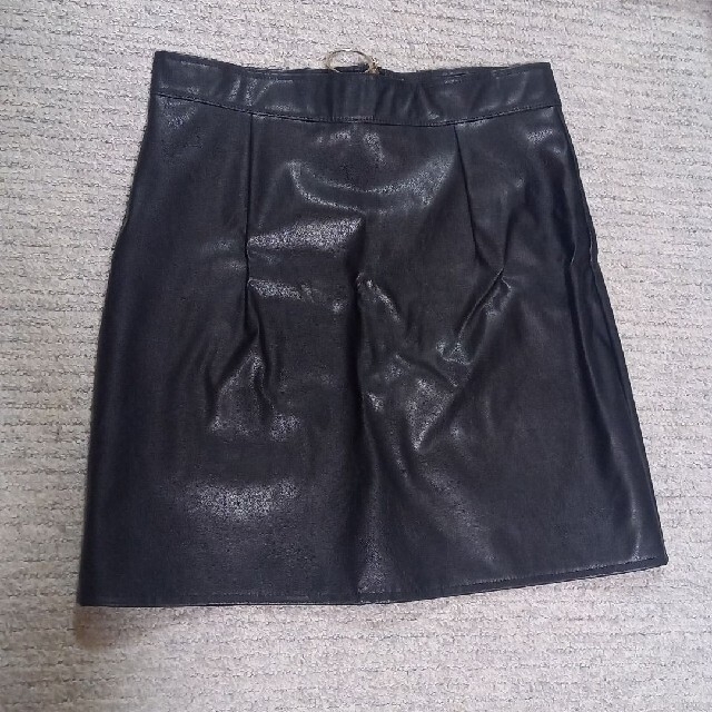 黒　フェイクレザー　台形スカート レディースのスカート(ミニスカート)の商品写真