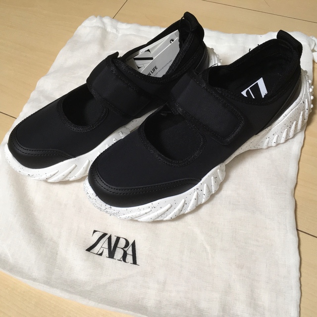 ZARA(ザラ)のZARA ザラ　ソフト　ランニングスニーカー  サンダル　チャンキー　テクニカル レディースの靴/シューズ(スニーカー)の商品写真