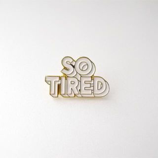 SO TIRED タイポグラフィ モチーフ ピンバッジ(バッジ/ピンバッジ)