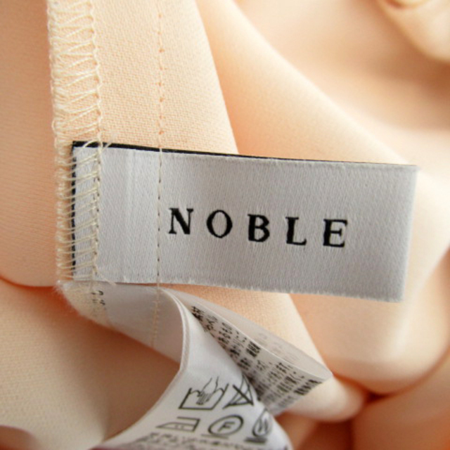 Noble(ノーブル)のノーブル ブラウス カットソー ノースリーブ ラウドネック 無地 ライトベージュ レディースのトップス(シャツ/ブラウス(半袖/袖なし))の商品写真