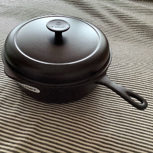 LE CREUSET(ルクルーゼ)の【フランス直輸入 新品】ルクルーゼ カサドゥ 27センチ 黒マット インテリア/住まい/日用品のキッチン/食器(鍋/フライパン)の商品写真