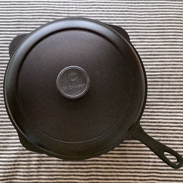 LE CREUSET(ルクルーゼ)の【フランス直輸入 新品】ルクルーゼ カサドゥ 27センチ 黒マット インテリア/住まい/日用品のキッチン/食器(鍋/フライパン)の商品写真