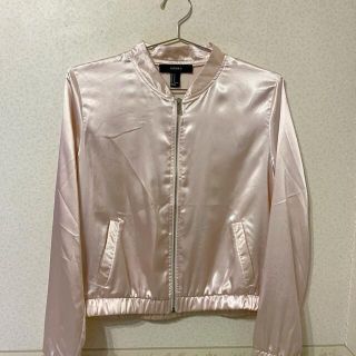 フォーエバートゥエンティーワン(FOREVER 21)のサテン上着(ナイロンジャケット)