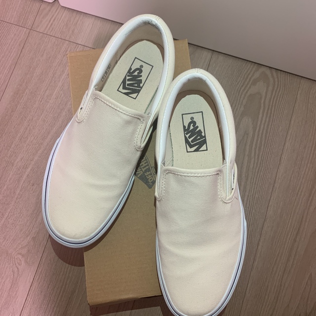 VANS(ヴァンズ)のvans バンズ　ヴァンズ　スリッポン　V98CLA ナチュラル　白色 メンズの靴/シューズ(スリッポン/モカシン)の商品写真