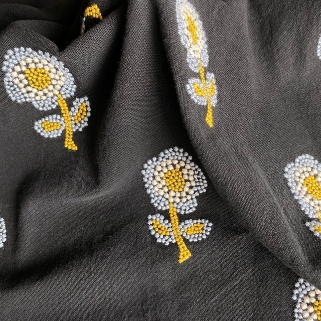 専用 SALE!綿麻刺繍生地 花刺繍1m