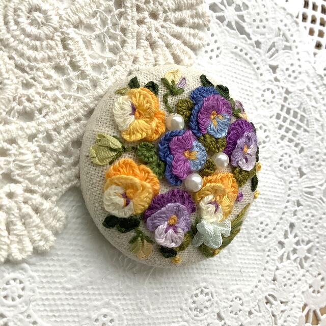 パンジー　刺繍ブローチ/ヘアゴム　ハンドメイド ハンドメイドのアクセサリー(コサージュ/ブローチ)の商品写真