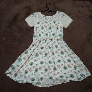 ページボーイ(PAGEBOY)の花柄ワンピース　PAGEBOY　白　Msize(ひざ丈ワンピース)