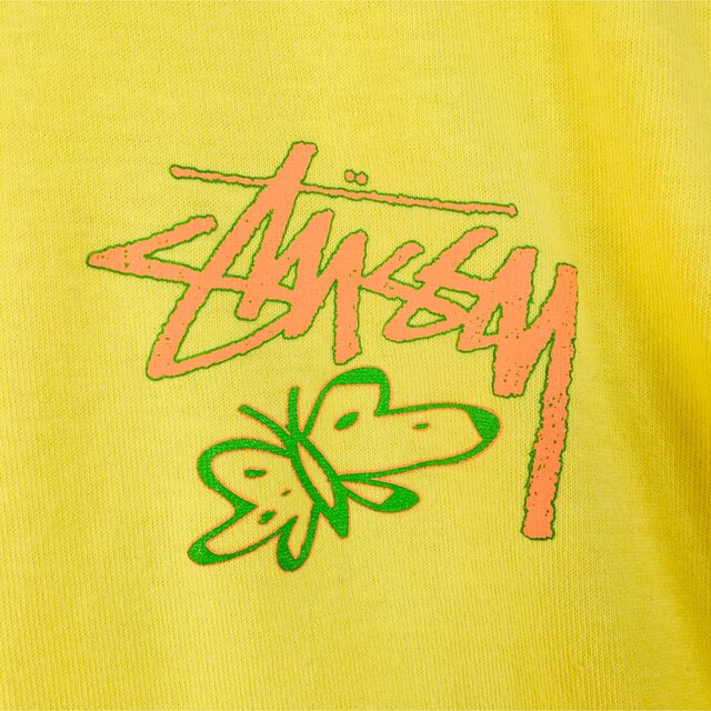 STUSSY(ステューシー)のSTUSSY ステューシー デカロゴ 花柄 蝶々 Tシャツ 黄色 Sサイズ メンズのトップス(Tシャツ/カットソー(半袖/袖なし))の商品写真