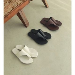 トゥデイフル(TODAYFUL)の【美品】TODAYFUL Tong Leather Sandals サンダル 黒(サンダル)