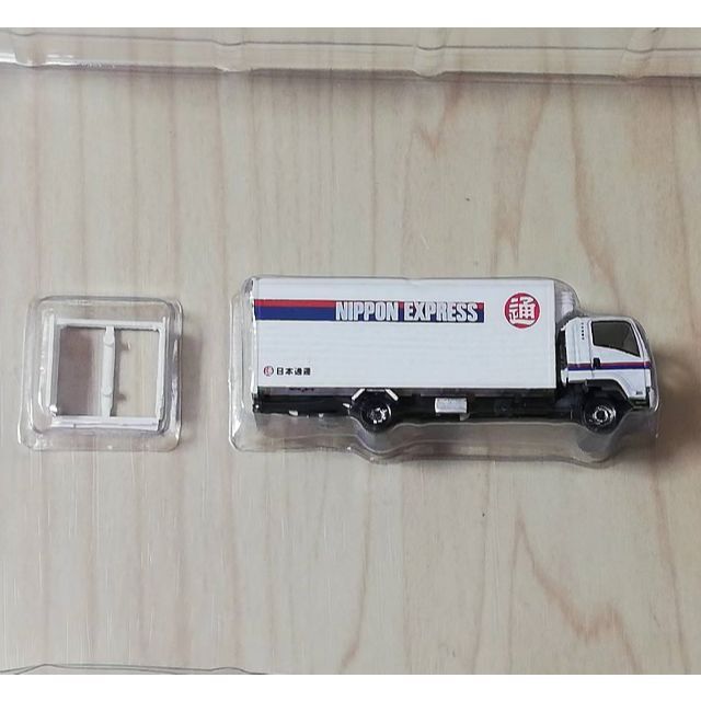 3.日本通運 いすゞフォワード 冷蔵バン+荷物 001 暮らしを支える物流現場 エンタメ/ホビーのおもちゃ/ぬいぐるみ(鉄道模型)の商品写真