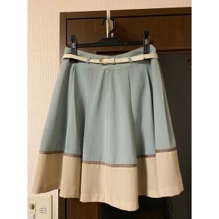 【新品・未使用】ベージュ　グリーン　フレアスカート　ベルト付き　フェミニン　春服(ひざ丈スカート)