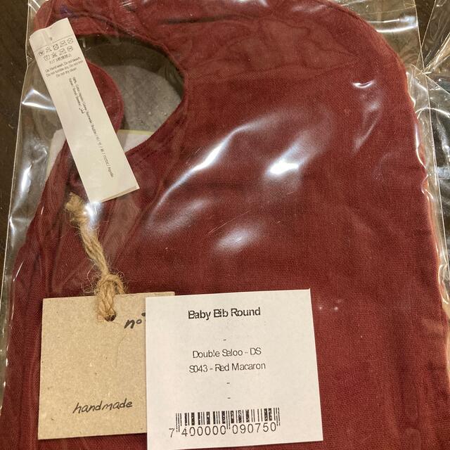 Bonpoint(ボンポワン)のNumero74 ビブ　Baby Bib Round (Red Macaron) キッズ/ベビー/マタニティのこども用ファッション小物(ベビースタイ/よだれかけ)の商品写真