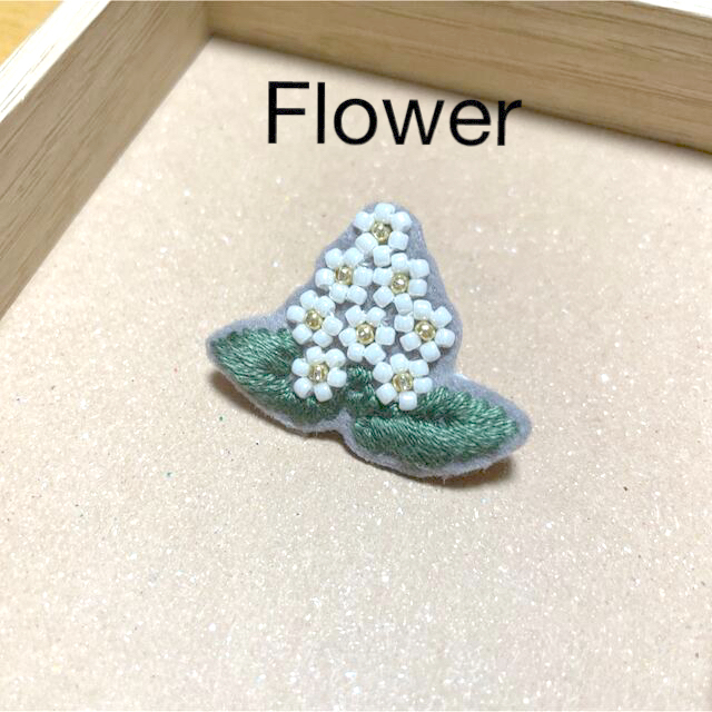 白のお花のコサージュ　ラッピングします！ ハンドメイドのアクセサリー(コサージュ/ブローチ)の商品写真