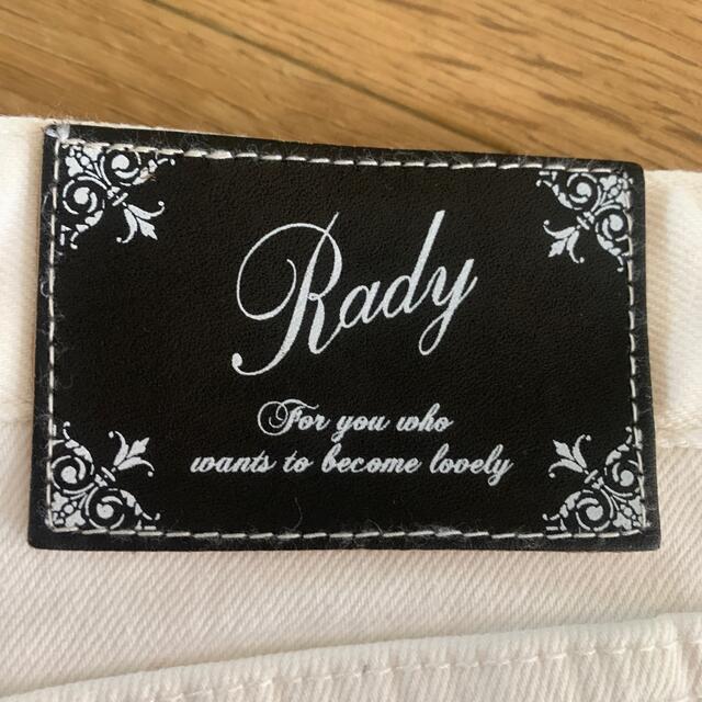 Rady(レディー)のRady ポケットビジューデニム　ホワイト　　　　　　　♡美品 レディースのパンツ(デニム/ジーンズ)の商品写真