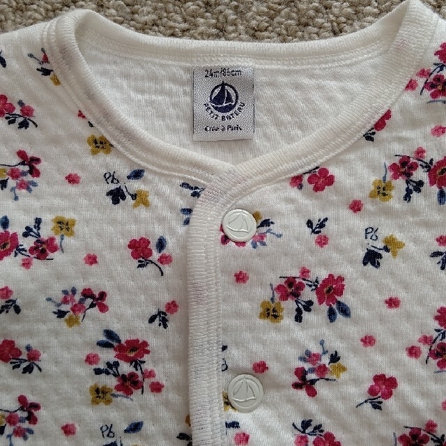 PETIT BATEAU(プチバトー)のプチバトー  フラワープリントカーディガン キッズ/ベビー/マタニティのベビー服(~85cm)(カーディガン/ボレロ)の商品写真