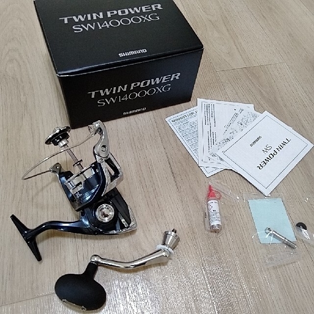 新品☆未使用☆21ツインパワーSW 14000XG 本体+ハンドル一式 ※スプー 新品☆未使用☆21ツインパワーSW 14000XG 本体+ハンドル一式 ※スプー